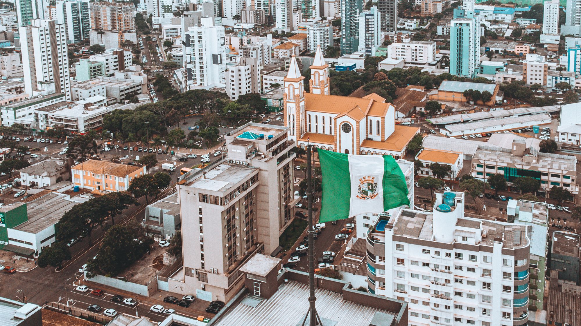 Foto aérea de Chapecó com a bandeira da cidade e a Igreja