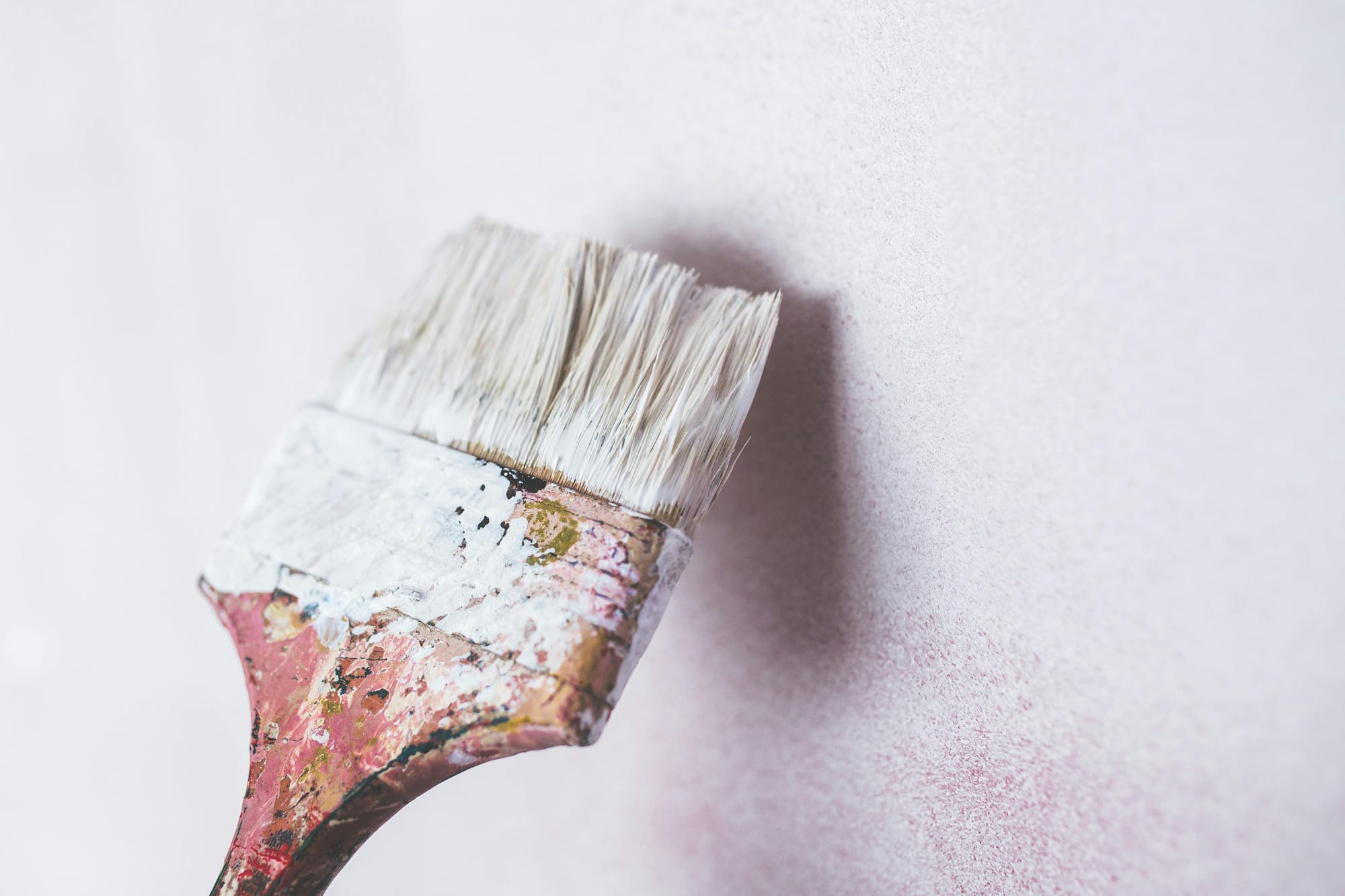 pincel branco representando cores para pintar apartamento alugado