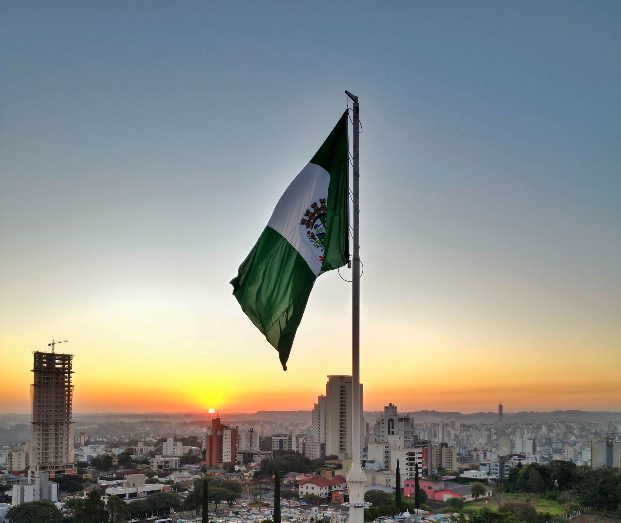 Bandeira de Chapecó no pôr do sol