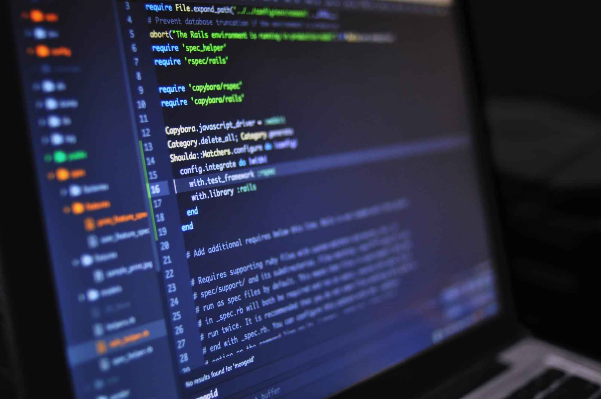 Tela de computador com código aberto