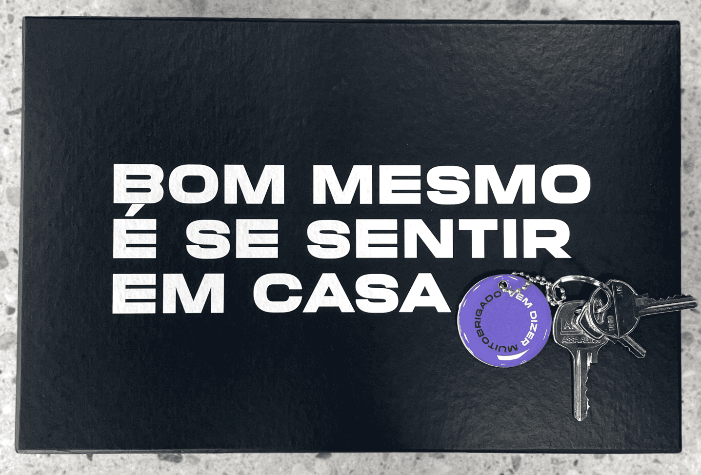 Caixa com a escrita: "Bom mesmo é se sentir em casa"