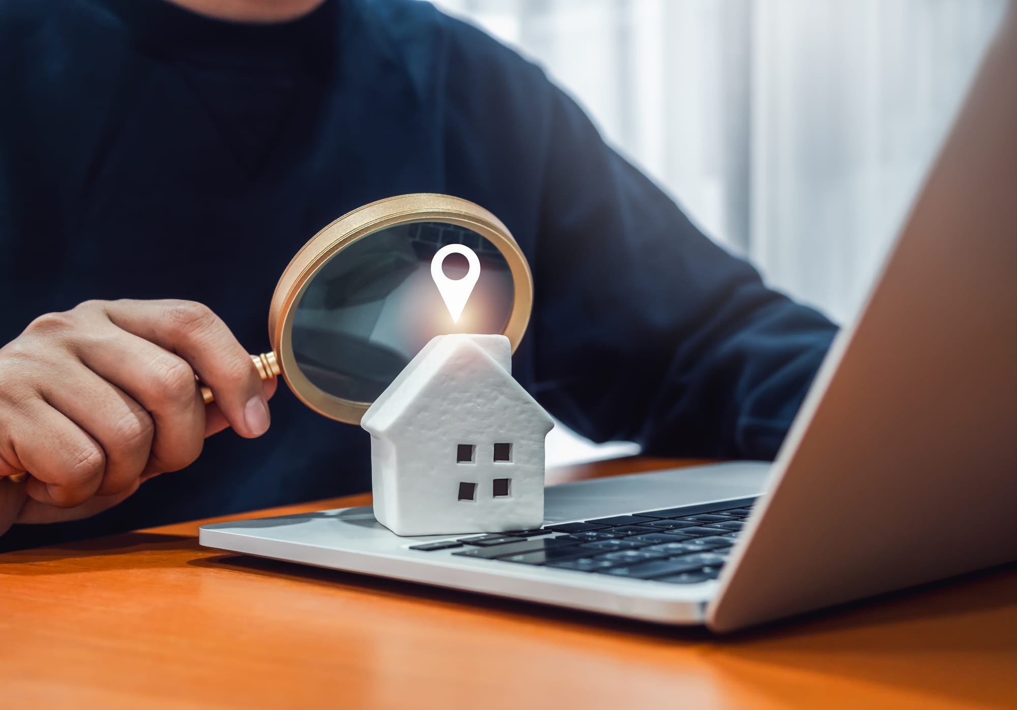 homem sentado ao computador pesquisando sobre locação de imoveis