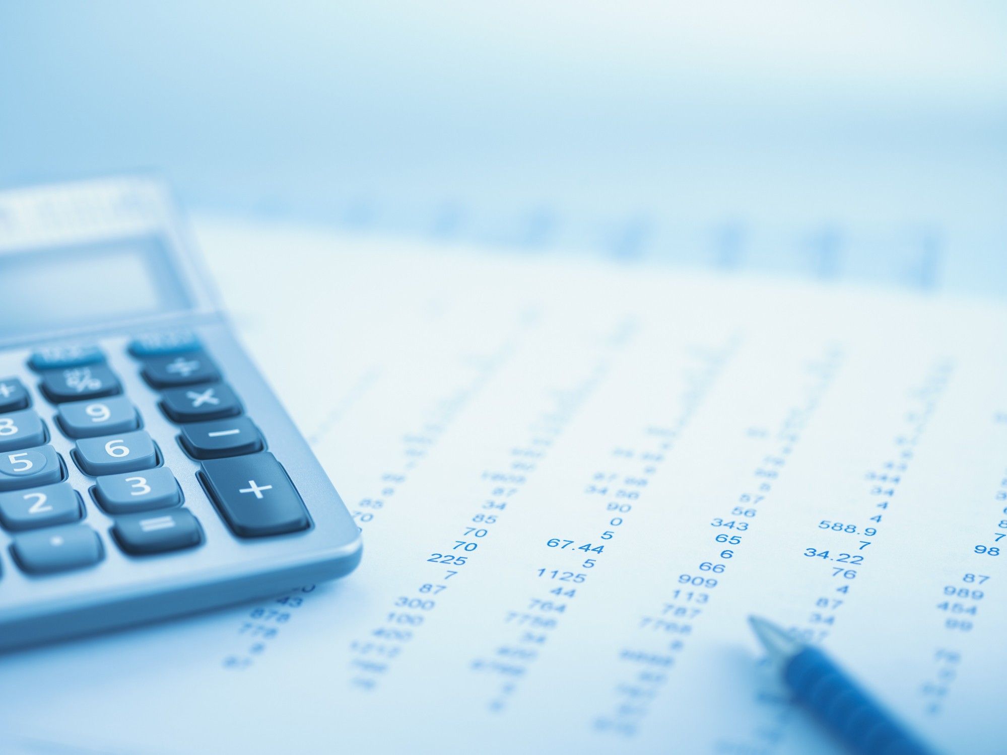 Uma calculadora com um papel impresso com vários números