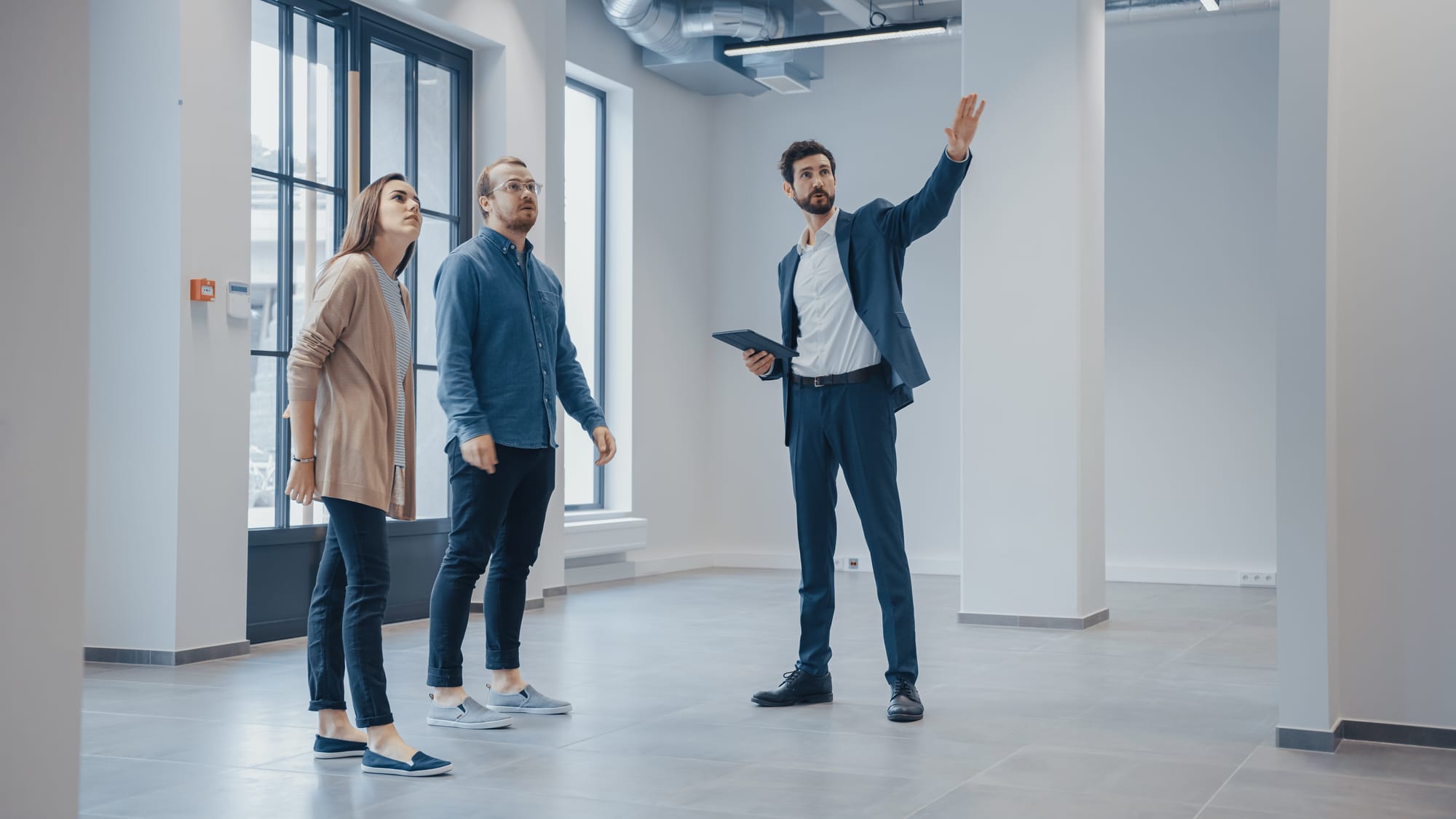corretor mostrando um imovel comercial para alugar