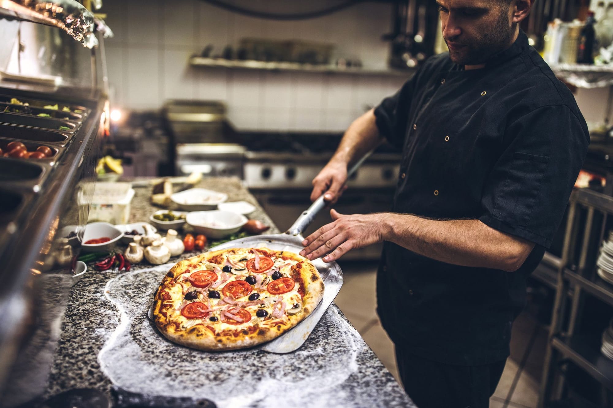 pizza sendo feito em restaurante em chapecó