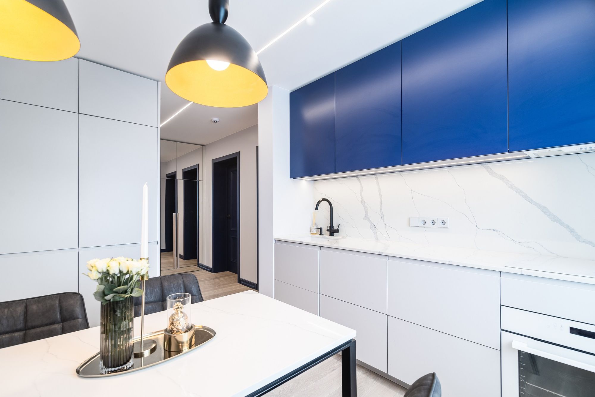 Cozinha com tons de azul e amarelo