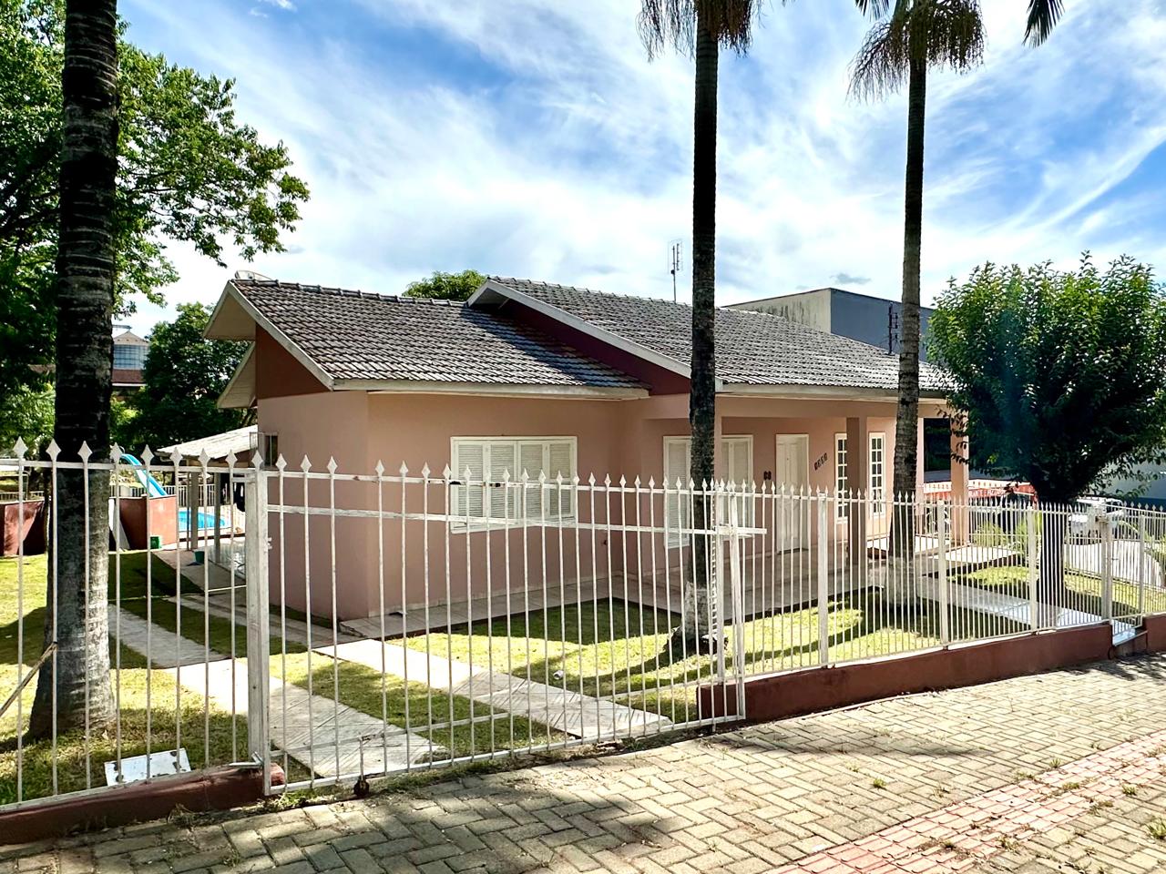 Casa 1 suíte para alugar no Centro em Pinhalzinho | Mobg