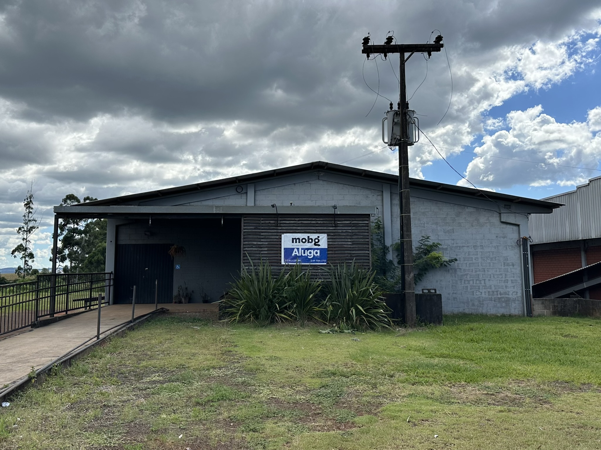 Barracão para Alugar - Industrial Leste, Pinhalzinho - 600m²